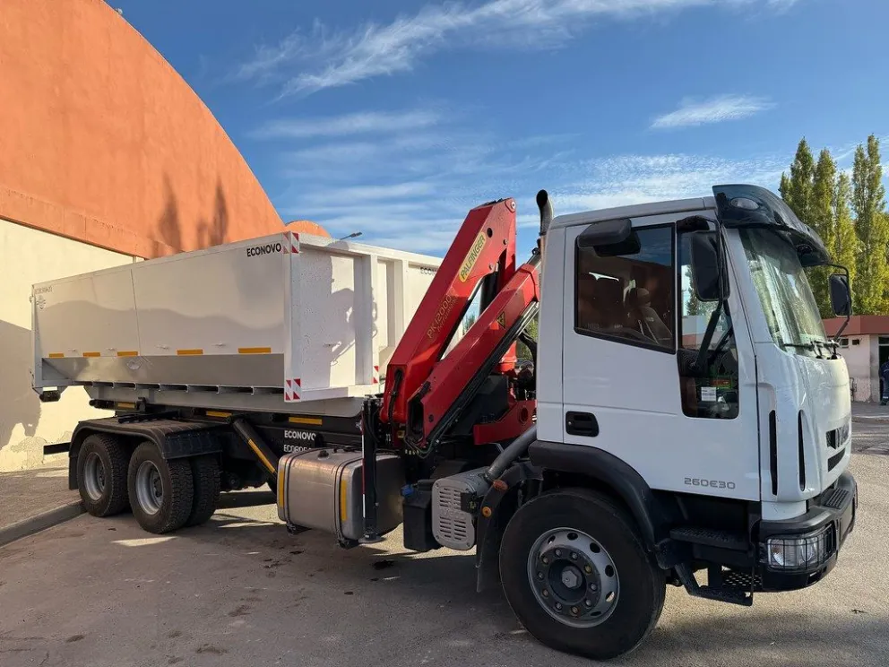 Es un camión roll off con grúa para facilitar las tareas que hace Servicios Públicos.
