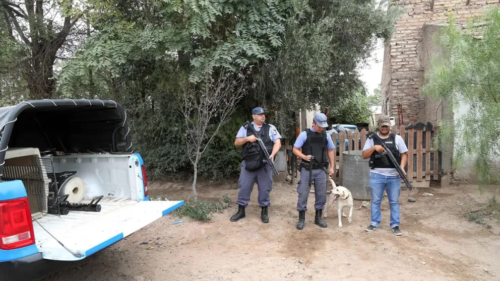 Los operativos se realizaron en un barrio de Centenario. Hay cuatro detenidos. Foto: gentileza.