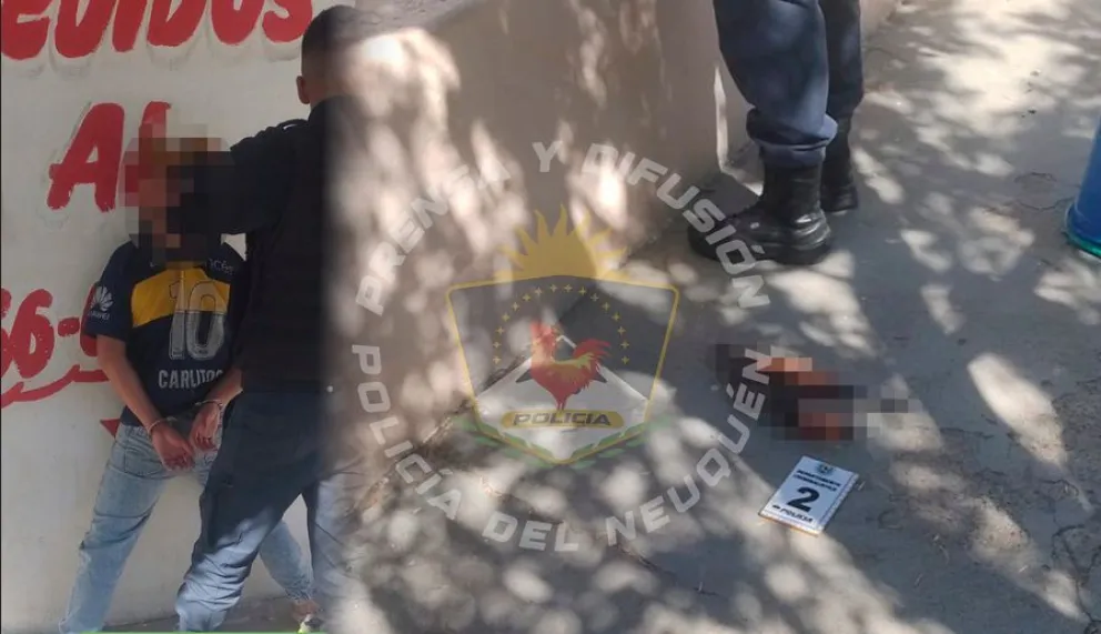 El sujeto intentó escapar a pie pero fue detenido unas cuadras más adelante. También encontraron la escopeta que abandonó en el patio de una casa. Foto: Policía del Neuquén.