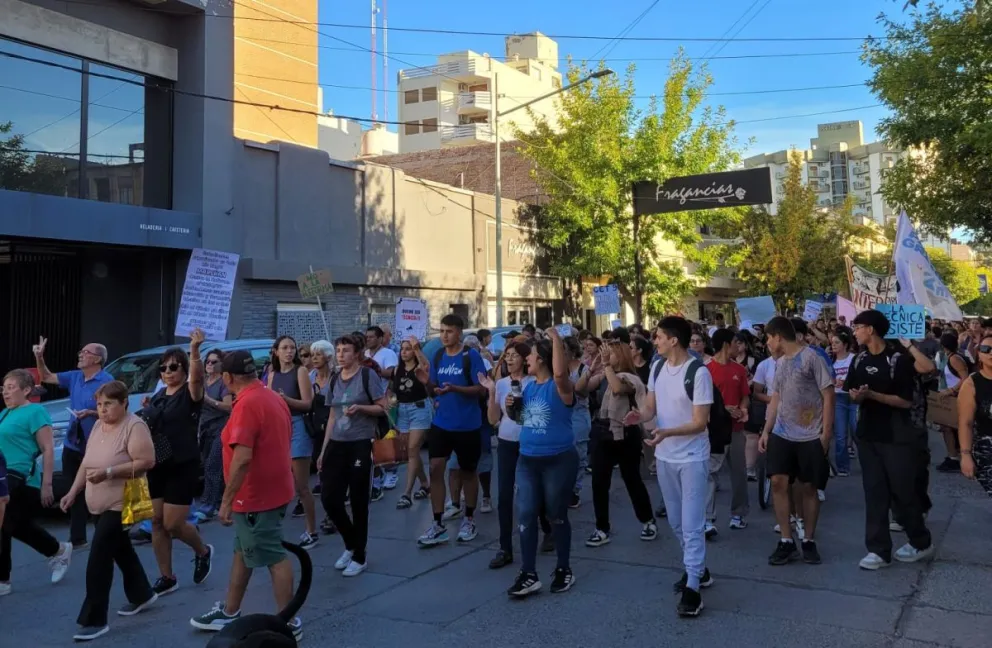 En la marcha de jubilados también acompañaron estudiantes y docentes en contra de la reforma de la escuelas técnicas. | Foto gentileza