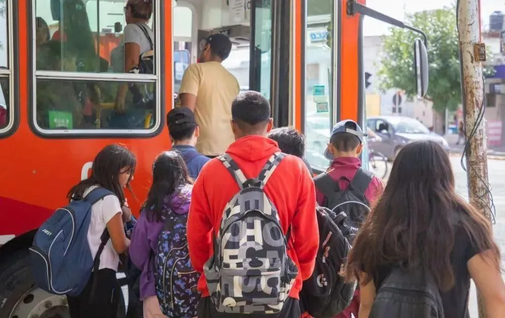 La tarjeta está a nombre del estudiante, es intransferible y ya tiene cargado el monto del descuento, subsidiado por el gobierno provincial. Foto: archivo.
