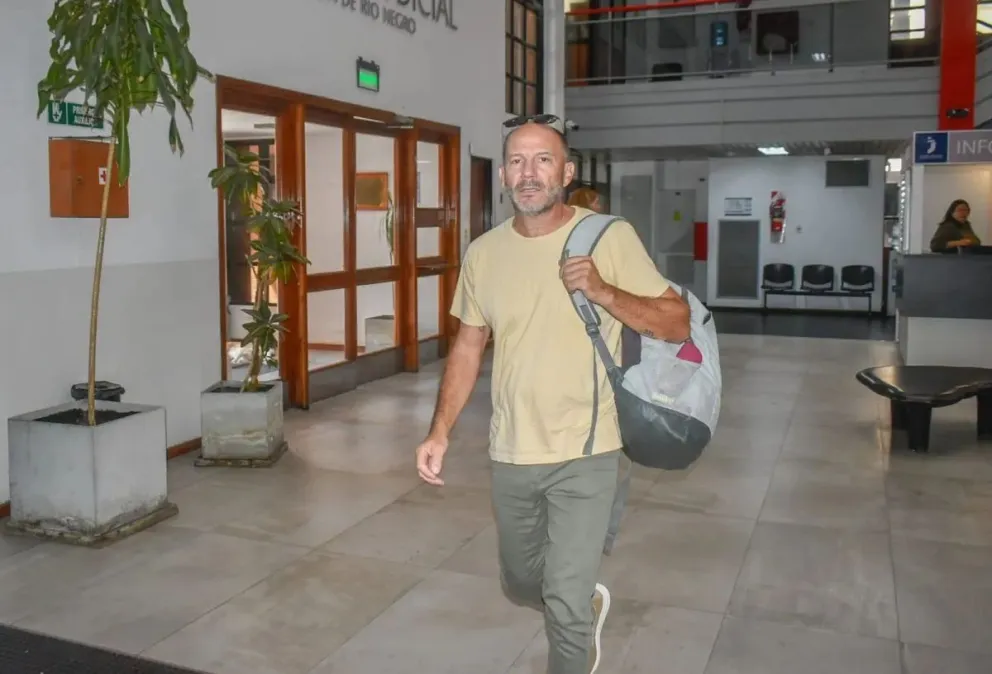 Así llegaba Gatti a los Tribunales de Viedma para participar, vía zoom, de la audiencia. Foto (Vanesa Schwemmler / NoticiasNet)