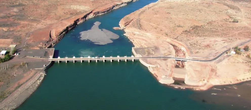 La represa de Portezuelo Grande deriva los caudales del río Neuquén a los embalses de Los Barriales y Mari Menuco. Foto: archivo.