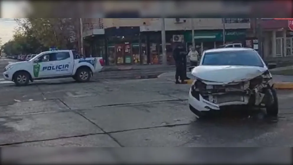 Fuerte choque en la intersección de calle Villegas y Alem. | Foto (gentileza Canal10)