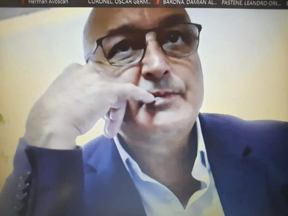 El juez Guillermo Baquero Lazcano, expeditivo a la hora de leer la sentencia. Resolvió enviar notificaciones a las comisarías donde los implicados están prestando servicio. Foto: Cipo360.