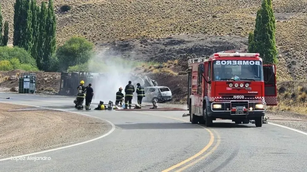 Así trabajaron los bomberos para liberar la cinta asfáltica.