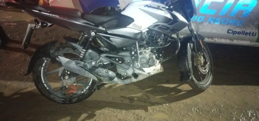 Los delincuentes robaron la moto en el complejo e intentaron escapar de la policía, pero fueron detenidos. Foto: Prensa Policía.