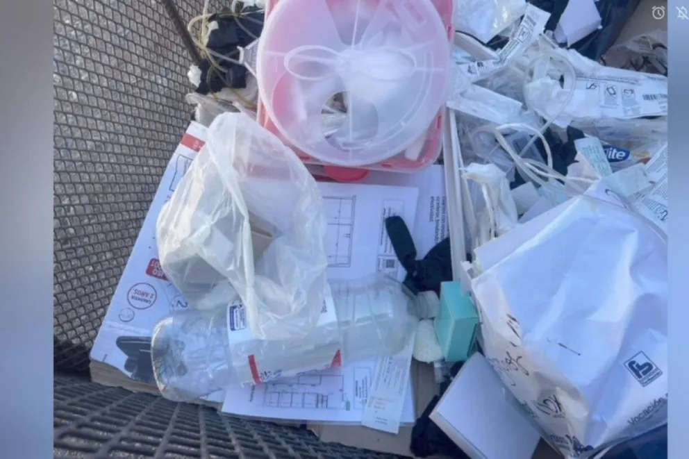 Se encontró una gran cantidad de jeringas, sueros y sondas usadas en un cesto de basura ubicado cerca de la Terminal de Ómnibus de Neuquén. Foto: gentileza C7 Neuquén.