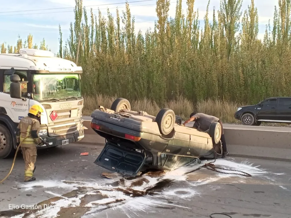 Un auto quedó en plena ruta 22 al soltarse de una grúa. | Foto (gentileza Elio Gastón Diaz)