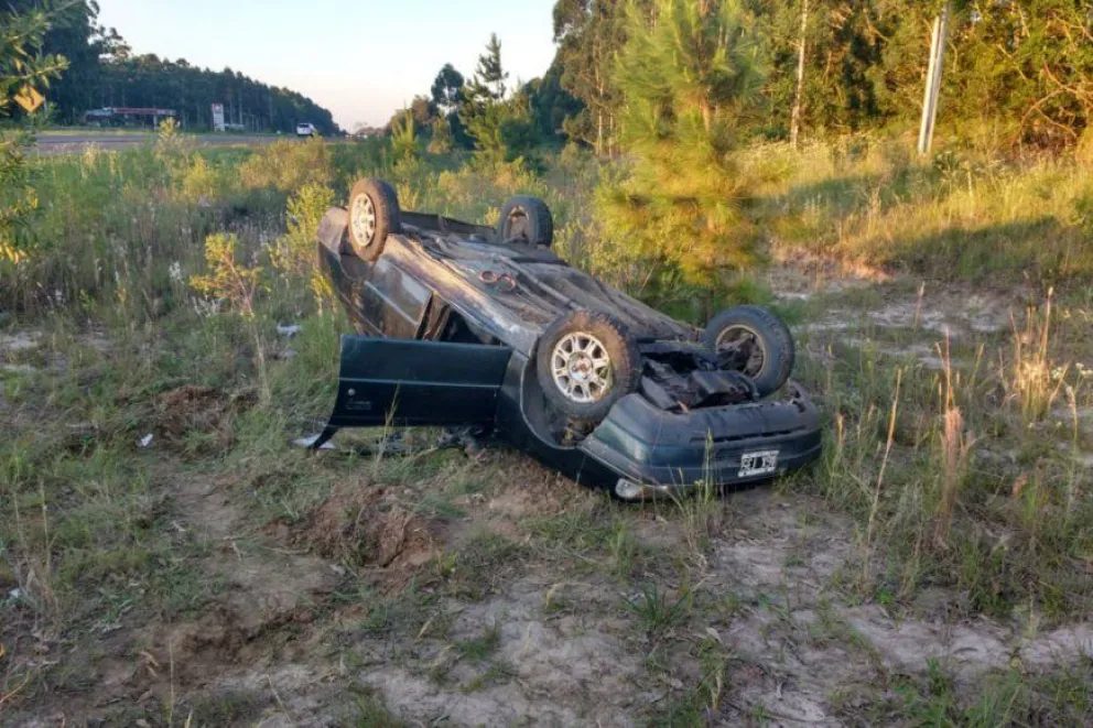 La conductora del Peugeot intentó un sobrepaso sin darse cuenta que se terminaba la doble vía de circulación. Terminó con el vehículo dado vuelta. Foto: archivo.