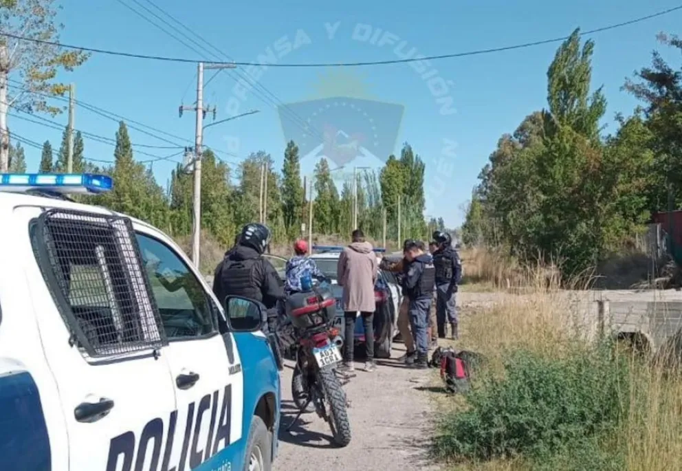 El prófugo fue sorprendido en actitud sospechosa cuando circulaba junto a otra cuatro personas en un barrio de Plottier. Foto: Policía de Neuquén.