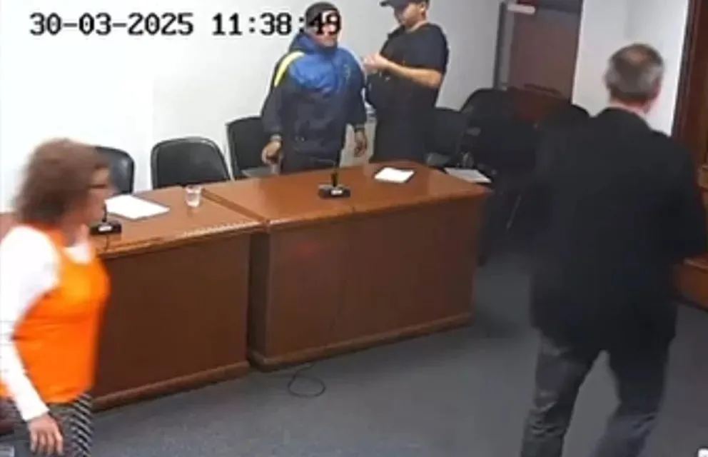 El grave incidente se dio en una sala de audiencias este domingo en los Tribunales Provinciales de Viedma.