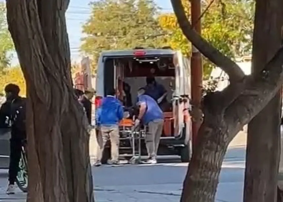 omo consecuencia del choque, se dio aviso inmediato al personal de salud, quienes trasladaron a la motociclista al hospital local para recibir atención médica. | Foto gentileza