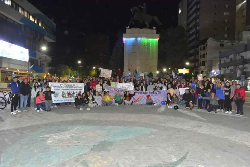  En la Ciudad de Neuquén, esta fecha se vivió con una emotiva vigilia en el Monumento a San Martín. | Foto gentileza