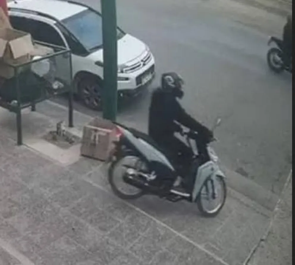 Luego de apoderarse de la moto, los delincuentes huyeron por Alem. Foto: gentileza.