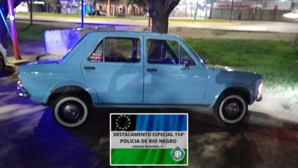 ¿Perdía el colectivo? Robaron un Fiat 128 en la sede central de la Universidad, y apareció poco después en la Terminal de Ómnibus de Cipolletti. Foto: Policía de Río Negro.