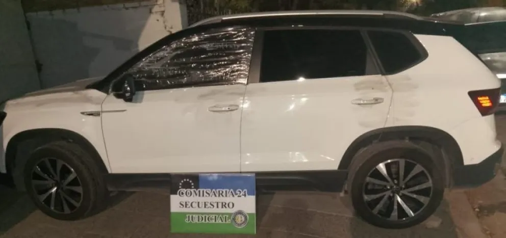 La camioneta Taos se encontraba estacionada sobre la calle Juan XXIII. Le faltaban la batería y la computadora, entre otros elementos. Foto: Policía Río Negro.
