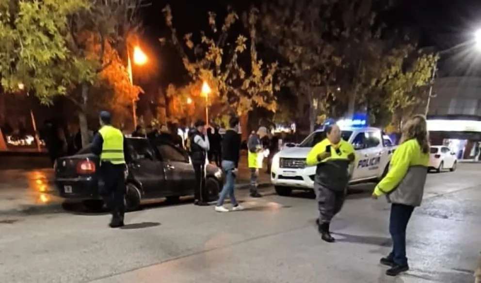 Tanto autos como motos fueron retenidas por alcoholemia. (Foto Policía de Río Negro)