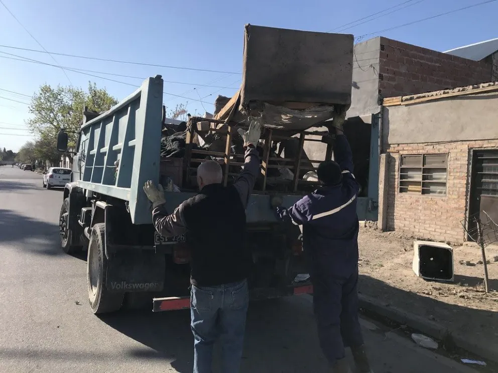 En el primer recorrido retiraron aproximadamente 120 metros cúbicos de basura de gran tamaño, lo equivalente a 15 camiones llenos de residuos. | Foto gentileza