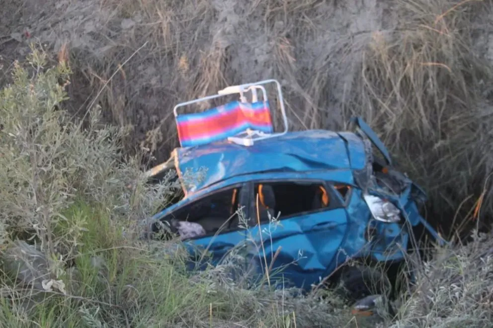El auto terminó adentro del desagüe que esta a la vera de la ruta chica. Fotos : Tania Domenicucci (ANRoca)
