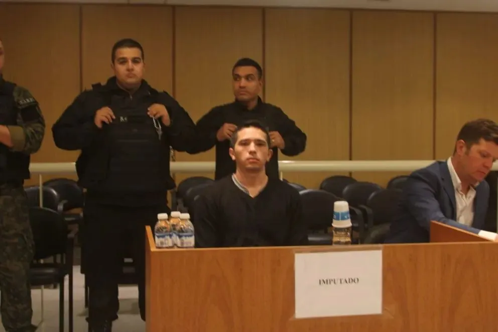 El imputado llegó esposado a la sala de audiencia. Foto: (Tania Domenicucci - ANR)