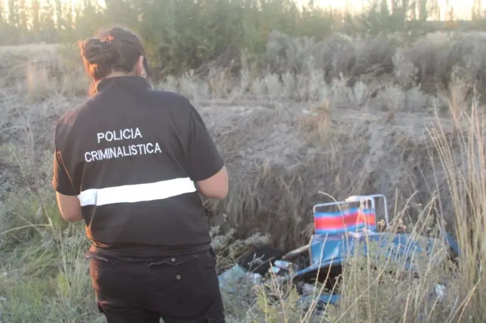 El vehículo terminó dentro de un desagüe. Fotos : Tania Domenicucci (ANRoca)