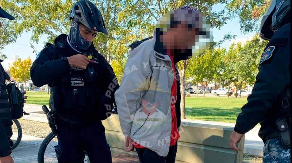 El sujeto fue identificado mientras transitaba por la bicisenda del Parque Central, en Neuquén capital. Foto: Policía de Neuquén.