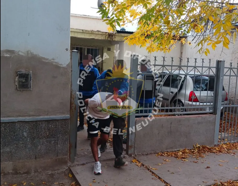 Seis allanamientos, tres detenidos y el secuestro de una cantidad de armas y municiones: el resultado de un amplio operativo de la policía. Foto: Policía de Neuquén.