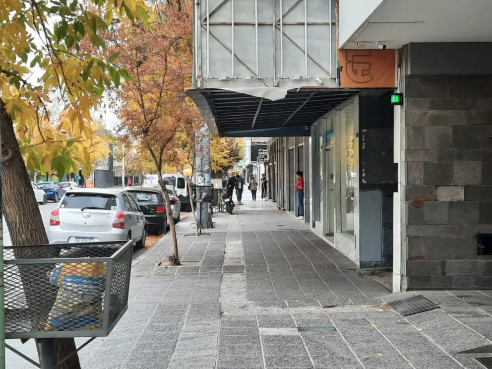 Comercios abiertos, bancos y escuelas cerradas, redondearon una mañana de poco movimiento en el centro cipoleño. Foto: Cipo360.