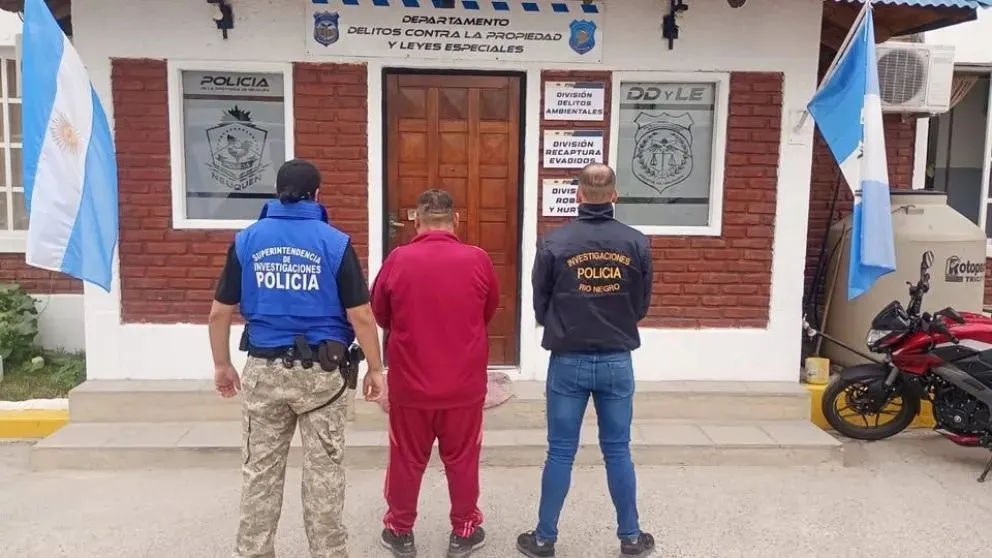 Esta mañana, una comisión integrada por agentes de Neuquén y de Río Negro logró detener al sospechoso en la toma 7 de abril. Foto: gentileza Policía de Neuquén.
