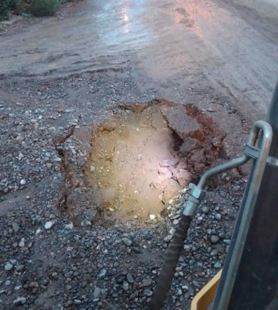 Así se formó el pozo por donde pasa el acueducto. (Foto gentileza Inforo)