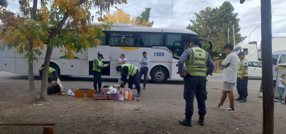 El colectivo fue interceptado cuando ingresaba al valle por efectivos de Barda del Medio. El joven fue detenido y ya está imputado por robo.