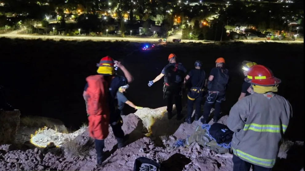 La brigada de rescate tuvo que descender por el acantilado para rescatar al senderista extraviado. Luego lo izaron y lo trasladaron al Hospital Heller. Foto: Policía Neuquén.