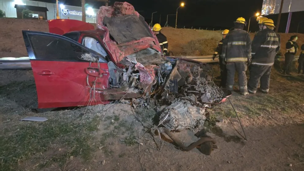 El auto impactó contra una columna de alumbrado y luego continuó su carrera sin control durante 80 metros. Tragedia en la ruta. Foto: gentileza Centenario Digital.