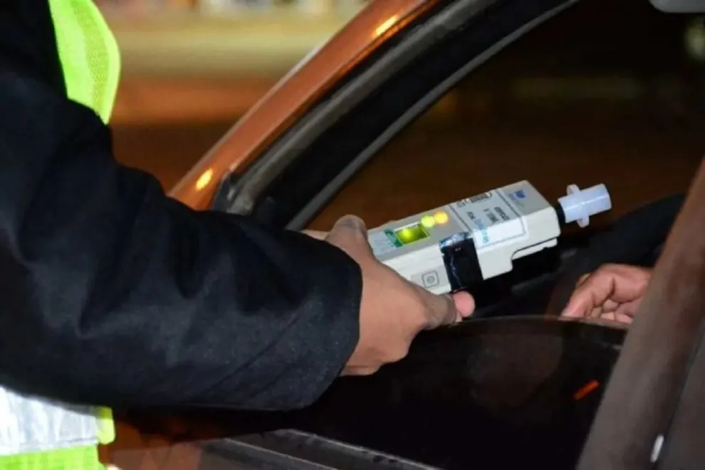 El hombre casi impacta contra el control policial. (Foto archivo)