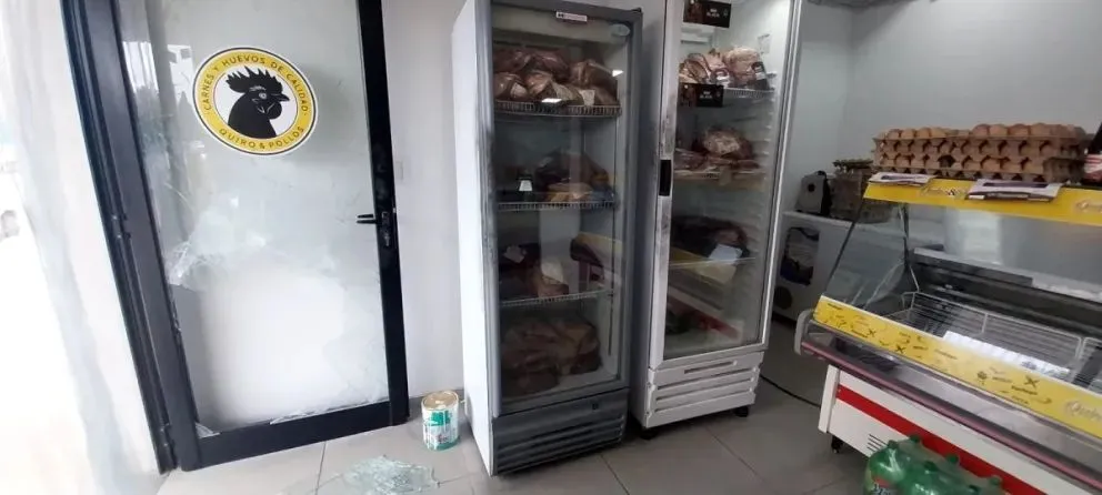 La puerta del local quedó destrozada.