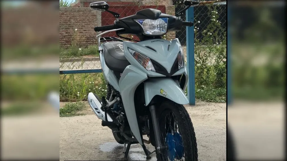 La moto es el único medio de movilidad que tiene para poder ir a trabajar. Foto: gentileza.