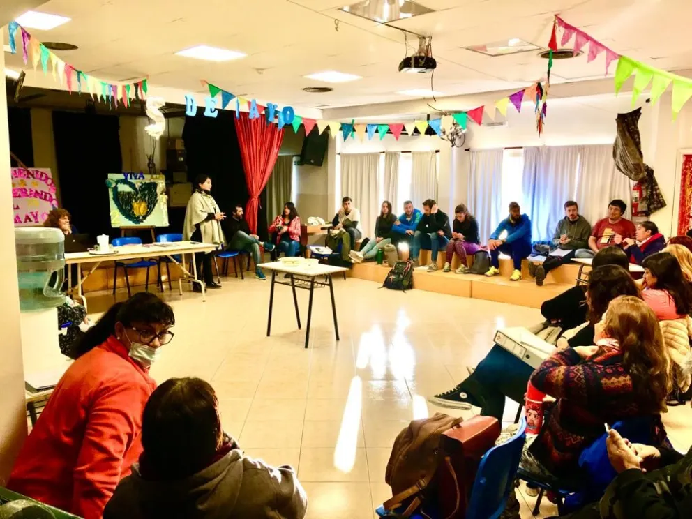 El SUM de la Fundación hasta hace una semana. El incendio provocó graves daños en la estructura, pero sus integrantes ponen su esfuerzo para recuperarlo. Foto: gentileza.