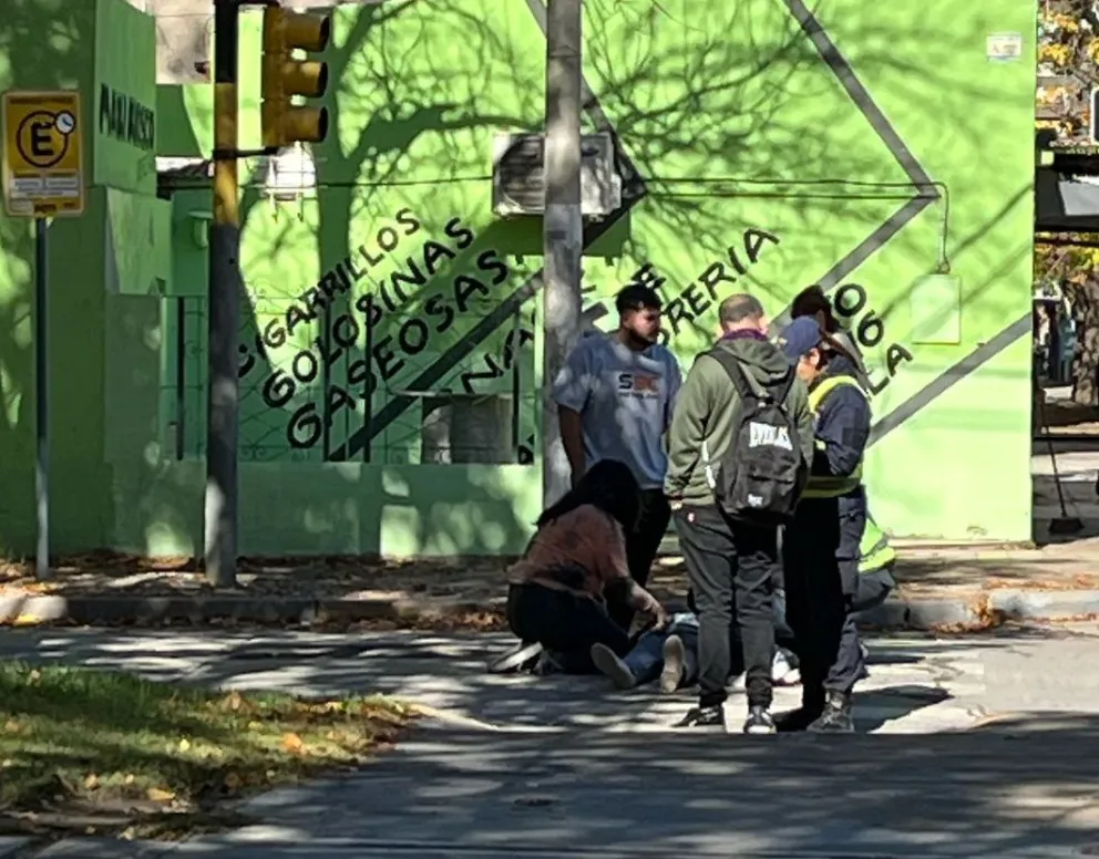 La mujer quedó tendida sobre la calle luego de ser atropellada. Foto: gentileza AP.