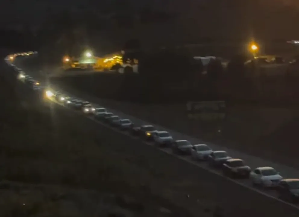 Esta madrugada ya se registraba una extensa fila de vehículos que intentaban reservarse un lugar para cruzar la cordillera por Pino Hachado. El paso se habilita a partir de las 9. Foto: gentileza.
