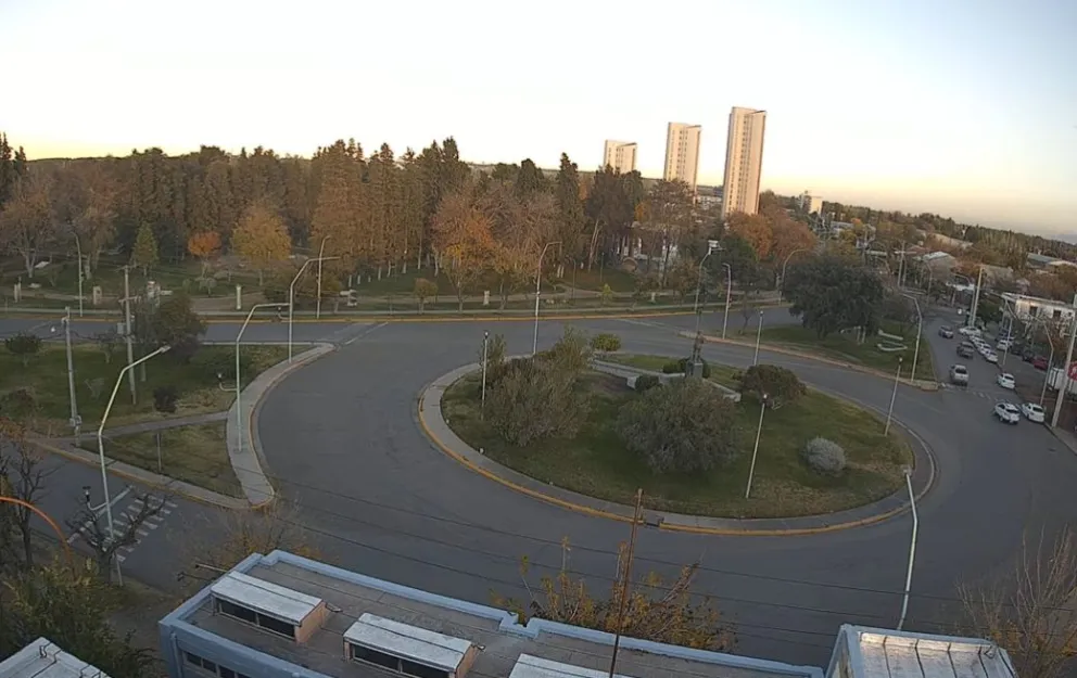 Las calles de la ciudad se encuentran tranquilas por el feriado.
