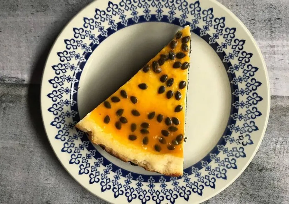 Tarta de maracuyá con base de coco y avena.