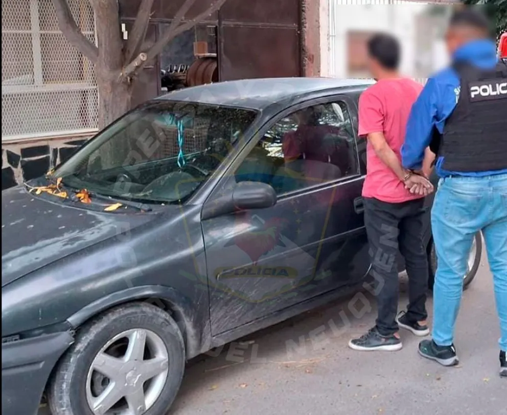 La policía se llevó detenido al propietario de los dos vehículos. En el interior del Gol encontraron el revolver cargado y una gran cantidad de municiones. Foto: Policía de Neuquén.