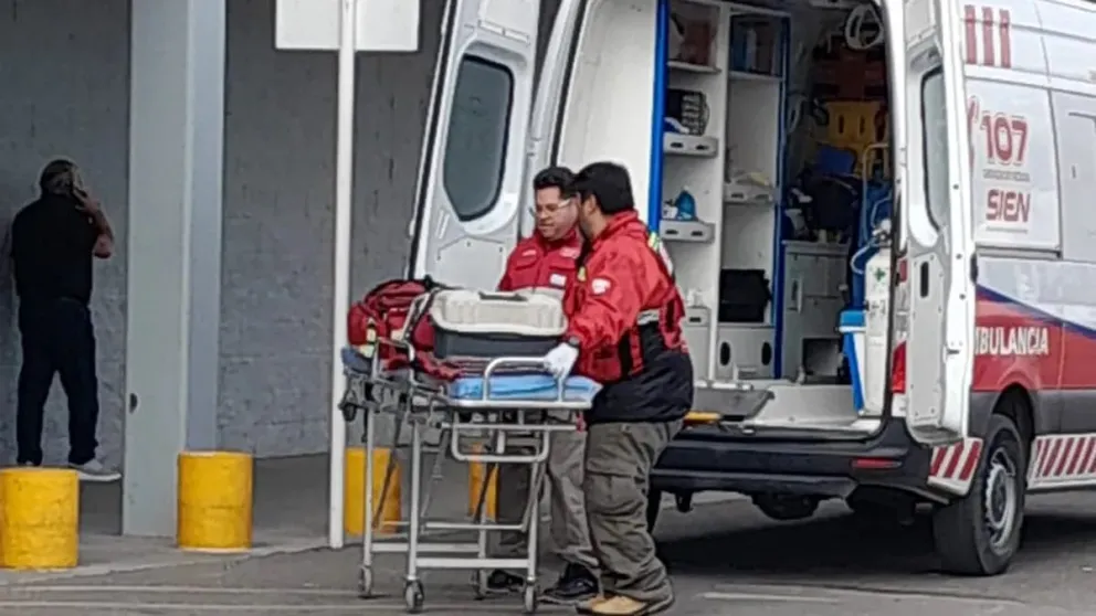 Agostina fue trasladada en ambulancia al Hospital Castro Rendón, donde quedó internada en observación. Foto: archivo.