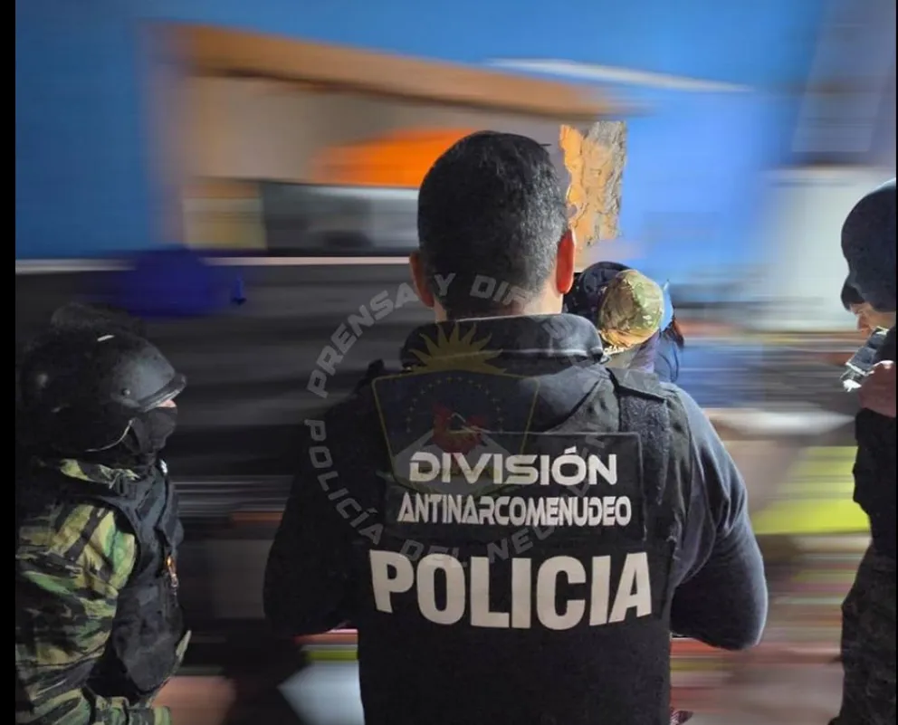 Los puestos de narcomenudeo se escondían bajo la cubierta de un comercio de bebidas alcohólicas. Foto: Policía de Neuquén.