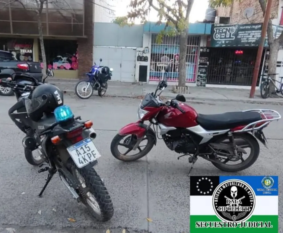 Los delincuentes abandonaron la moto y escaparon. La Honda volverá a su propietario. Foto: Policía Río Negro.