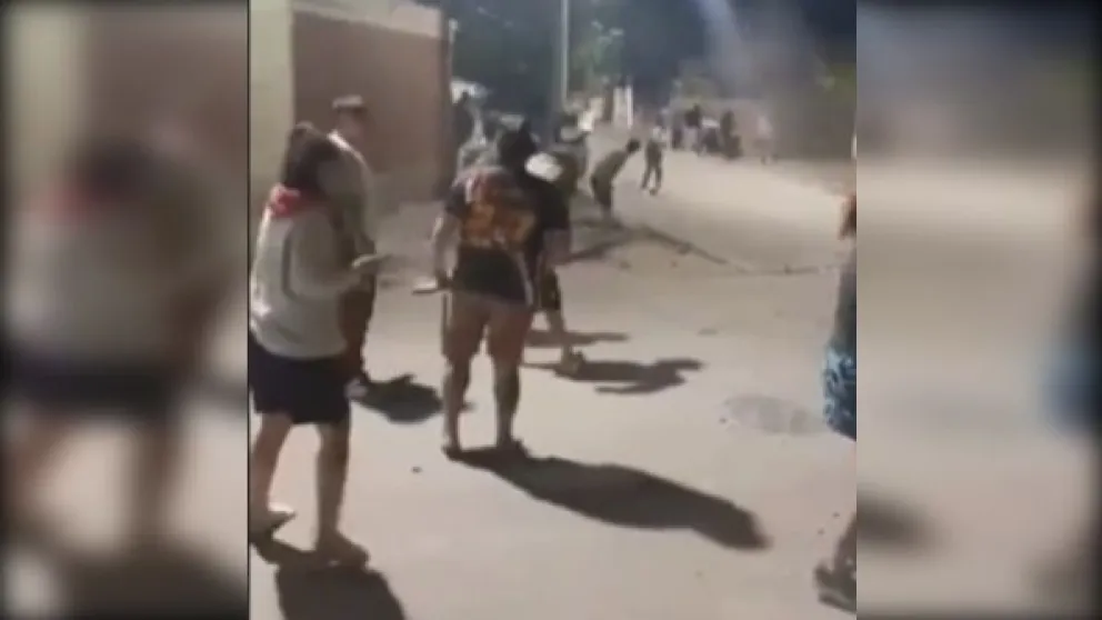 Vecinos del barrio Villa Ceferino, en Neuquén, atacaron en noviembre del 2024 la casa del hombre acusado en redes sociales por una falsa denuncia. | Foto captura video de Facebook.