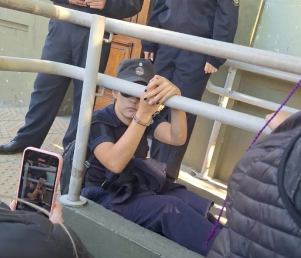 Un mujer policía esta mañana se encadenó en la casa de gobierno. | Foto 