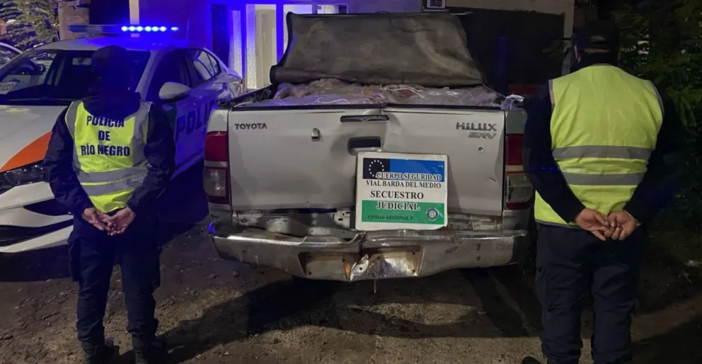 La carne era transportada en una camioneta sin habilitación. Será incinerada. Foto: Policía Río Negro.