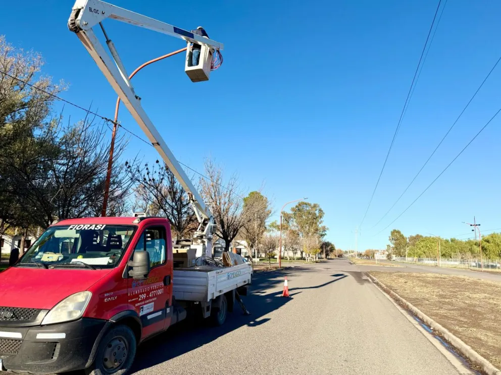 Avanzan los trabajos para la renovación del alumbrado público. Foto: municipalidad de Cipolletti.
